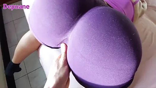 Stiefschwester in fitness-shorts für einen intensiven pOV am frühen morgen erwischt