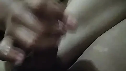Birinin kocasının sikini sallayan üvey kız arkadaşının viral videosu
