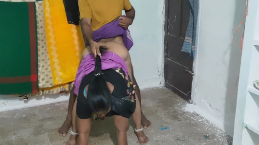 Aku memeluk ibu tiri Tamil dan mengangkatnya dan berhubungan seks panas dengannya.
