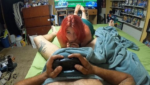 La belle-mère sexy Nichole Cox interupts mariokart pour donner un coup de pouce à son beau-fils et gagner son trophée de pipe