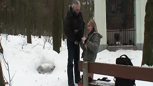 Güzel genç sarışın karda dedesini sikiyor