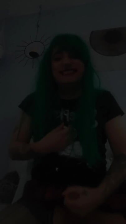 Nemački pank tranny daje solo spermu