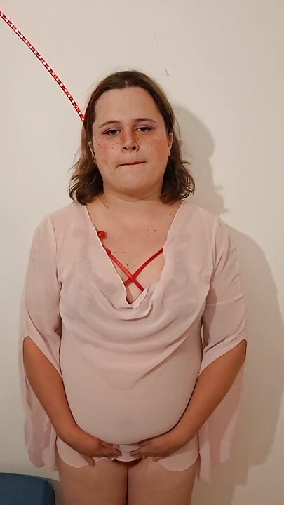 T-girl dulce desvestiéndose para ti