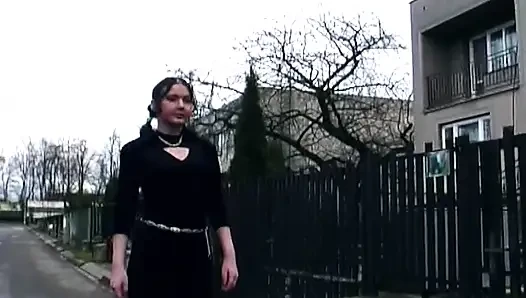 Olgun sürtük açık havada götünü yumruklayıp sırılsıklam işiyor