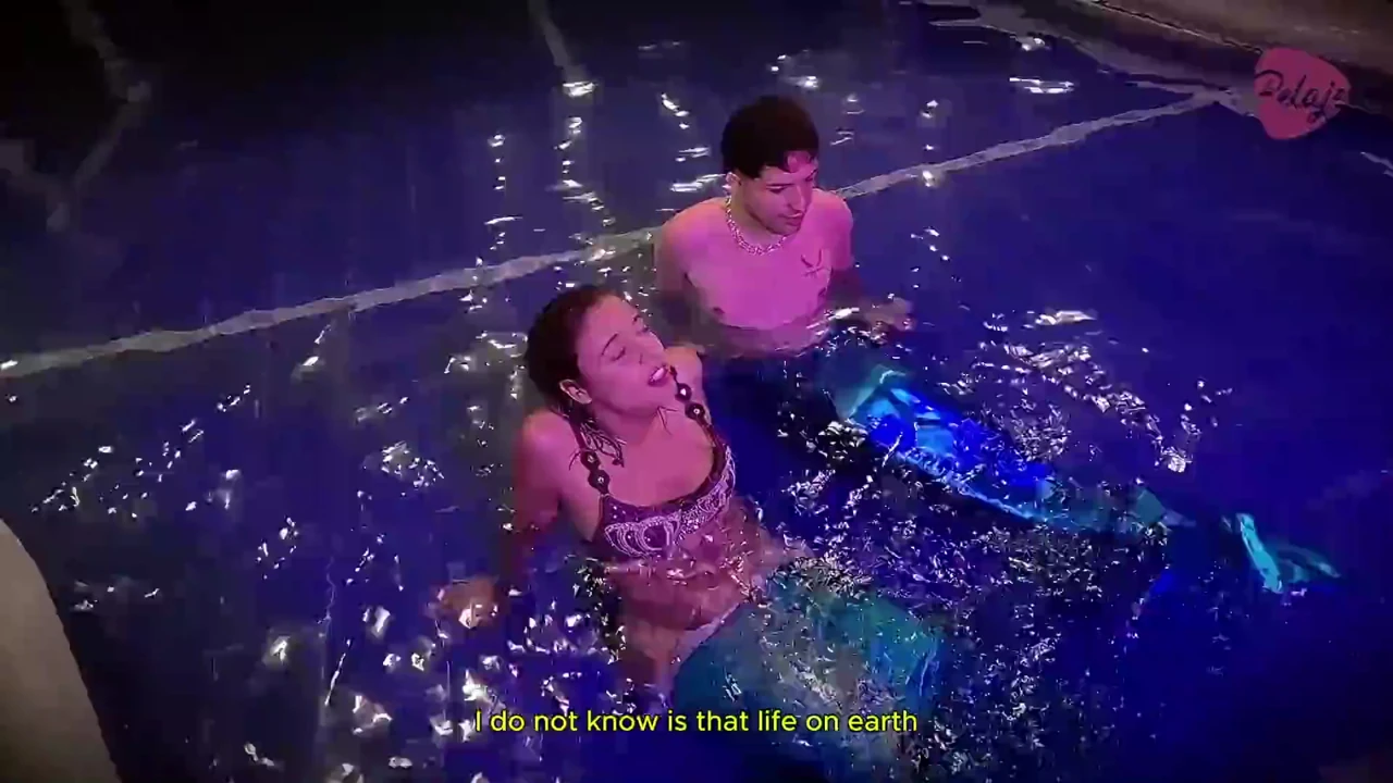 Merman deniz kızı arkadaşının amını yalıyor ve sonra kadın tüm döllerini boşaltıyor