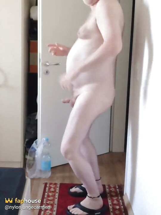 딱딱한 자지와 함께 욕망에 찬 뜨거운 누드 댄스