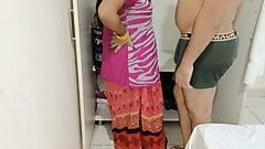 Xxx Zimmermädchen fickt in Almari in rosa Sari