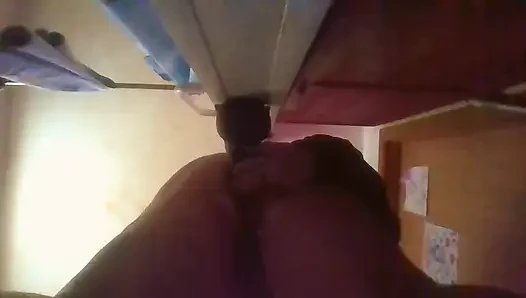 Anal pantat cewek ini lagi asik fingering memek sempitnya