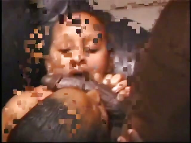 شابات سوداوات مثيرات يتناوبن على مص زب الرجل