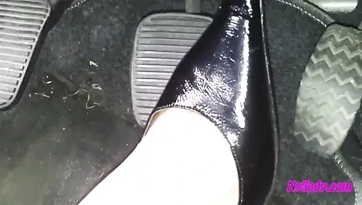 Вождение и реввинг в черных накачки босиком