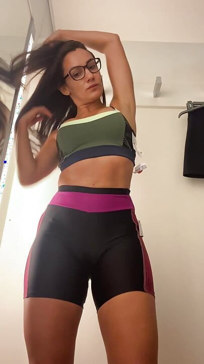 Soție Heyya Ea nu ratează ocazia de a-și arăta corpul