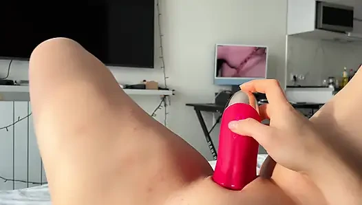 Bunlar gerçek dudaklar mı? Oyuncak orgazmları sallamak için amımı öpüyor