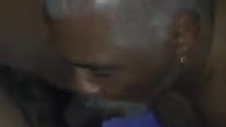 Oudere zwarte man zuigt grote zwarte lul