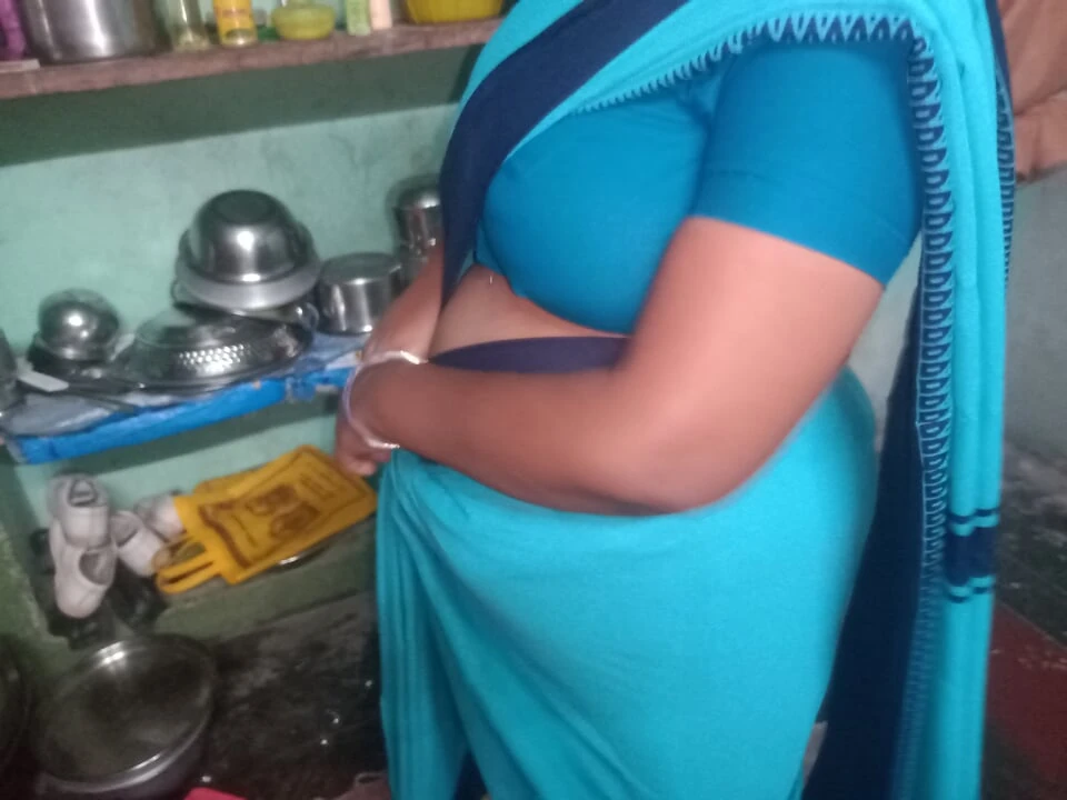 भारतीय आंटी साड़ी बदलते हुए अश्लील वीडियो