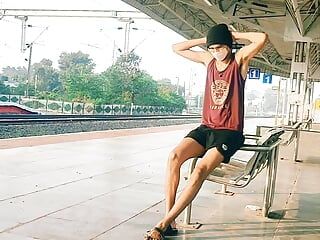 Corrida en la estación de tren chico hindú