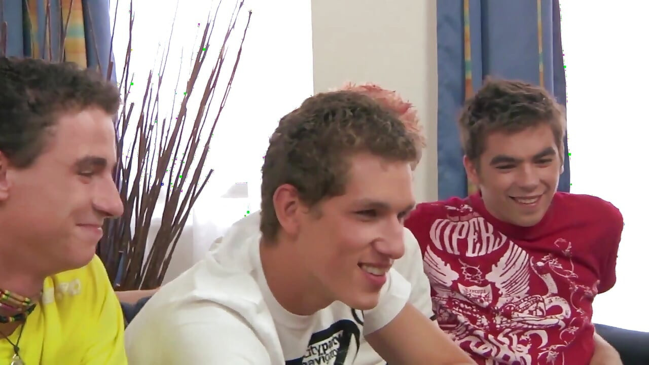 Vídeo exclusivo Bareback: Tesão em grupo com gays quentes ansiosos por paus