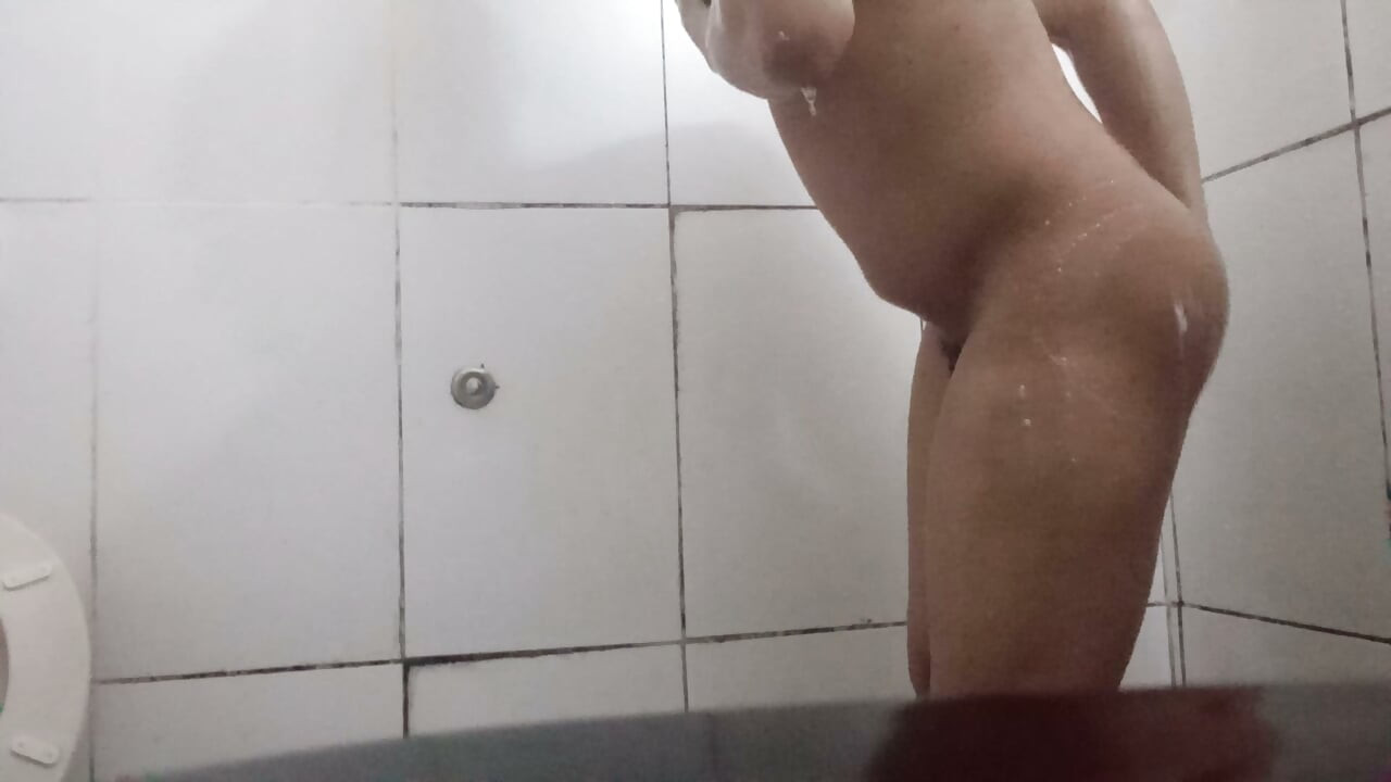 بوی خیلی خوبی می‌دم و کلیتوریسم حسابی خیس و آماده‌ست.