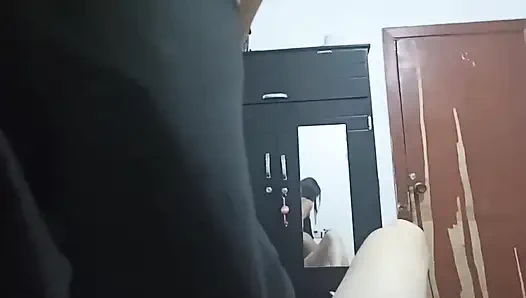 Amerika Birleşik Devletleri üvey kız kardeşim New York gezisinden geliyor ve üvey erkek kardeşim komşunun yatağında araba izlerken seks yapıyoruz