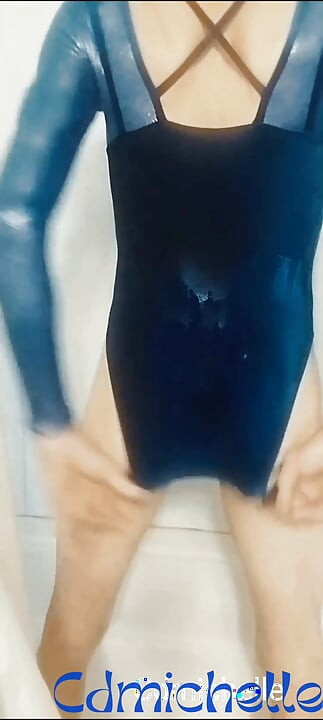 Cdmichelle в душе носит сексуальное синее трико