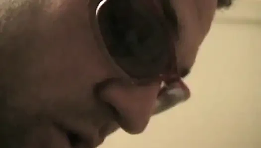 Cewek semok kulit hitam ini dientot sama cowok kulit hitam sambil ngentot pantatnya pakai dildo