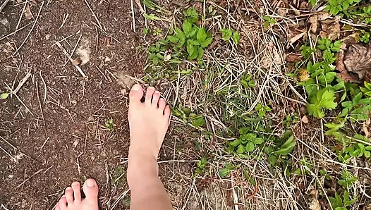 Jalan kaki tanpa alas kaki di hutan - fetish kaki - kaki telanjang!