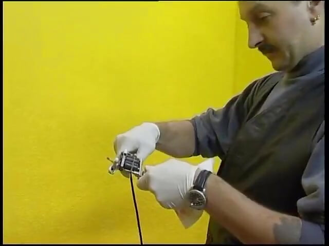 Fabulosa morena com cabelo encaracolado quer uma nova tatuagem