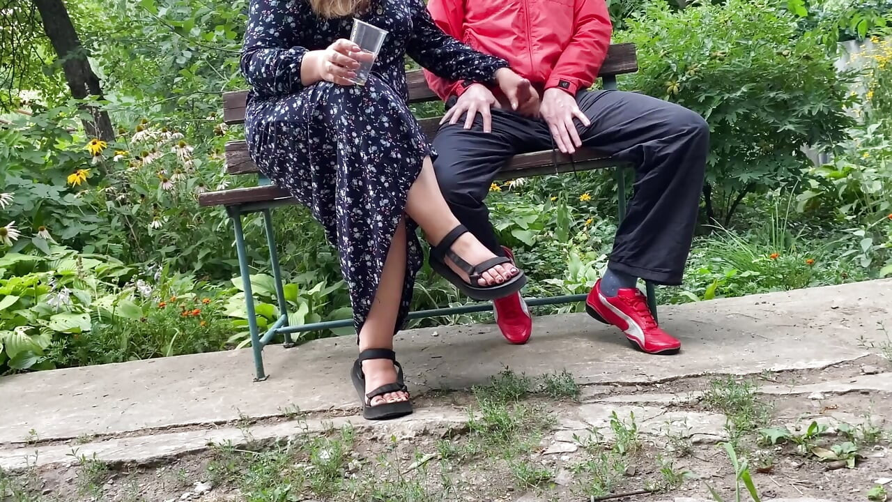 Зрелая мачеха доит мой хуй на улице в парке