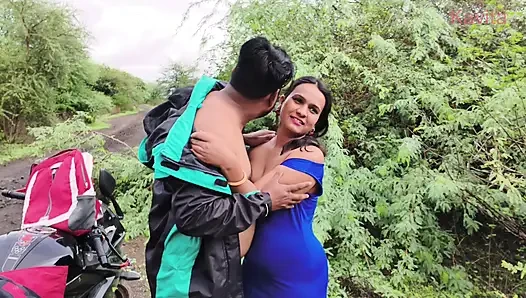 Desi indische Marathi Kavita bhabhi (Vahini) fickt im freien im dschungel im doggystyle mit blauem sexy kleid und schmutzigem blowjob