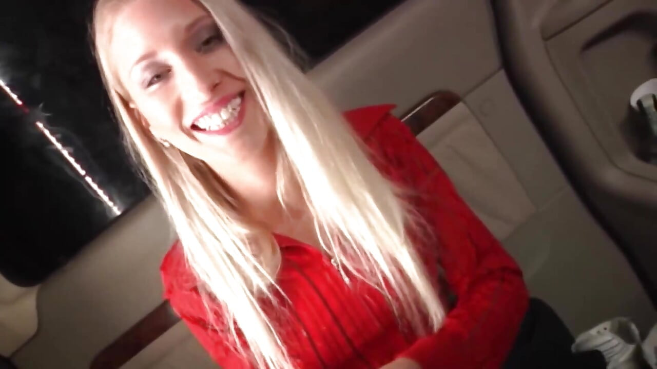 Blondine hard geneukt in Fick-bus