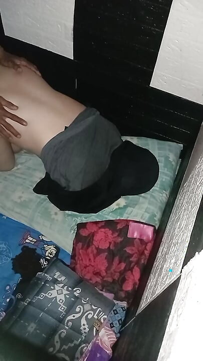 Egy hidzsáb ázsiai nő seggét sikoltozza fájdalmában, és élvezi