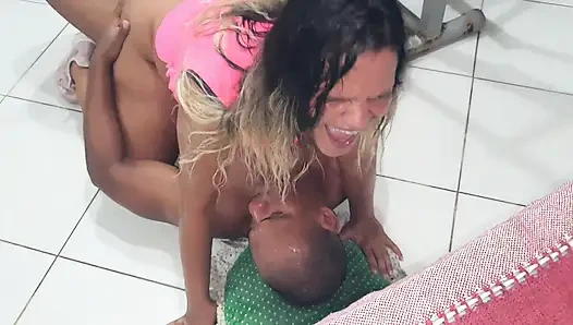 Pelatih pribadiku sampai dia memasukan kontol hitamnya padaku