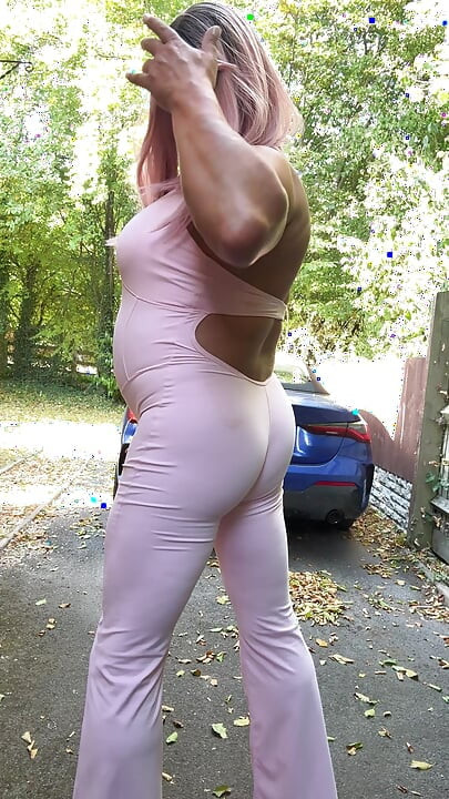 Pembe tulumlu ve topuklu travesti kellycd2022