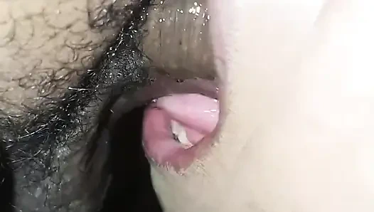 Sie lutschte seinen Penis, ohne ihn aus der Kehle zu nehmen und hielt nur auf, wenn er völlig weich war.