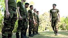 Militarydick - ondeugende latino trooper slikt de lul van de strikte sergeant omdat hij niet voorbereid is