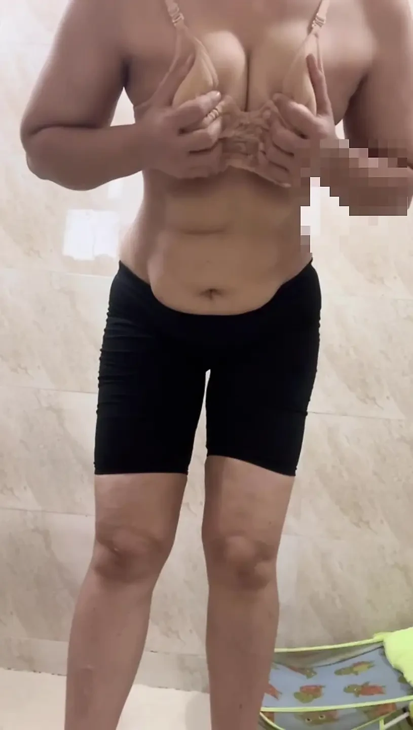 热辣的印度熟女操香蕉