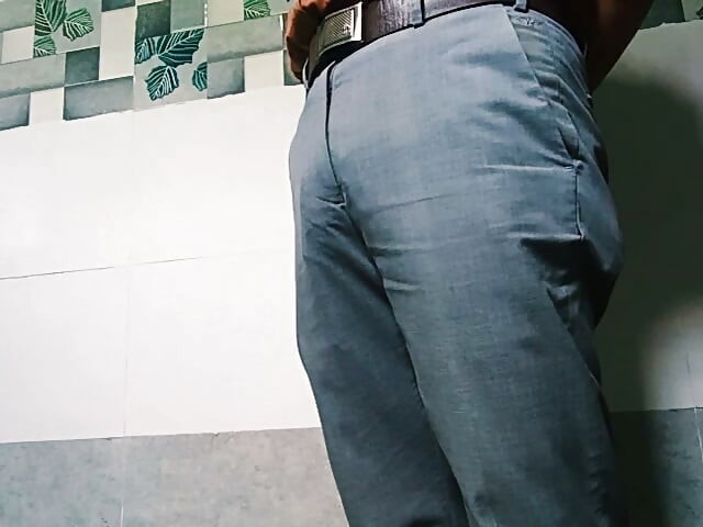 Viejo masturbándose la polla grande gay