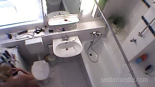 Plavuša u hotelskoj kupaonici