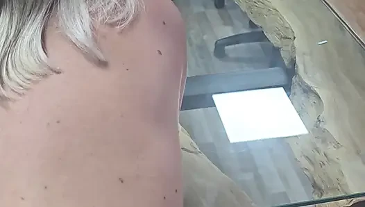 Chef fickt mich in seinem büro und entleert seine eier auf meinem arsch im sitzungsraum