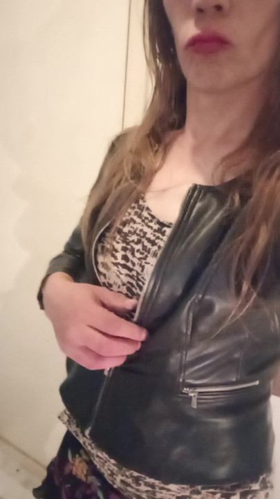 穿着性感内衣的娘娘腔变装者