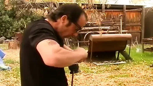 Azgın sarışın parmaklar zonklayan orgazm için kıllı amcığı genişletiyor