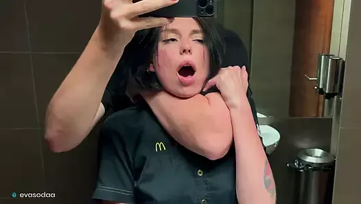 Рискованный публичный секс в туалете. Трахнул работницу McDonald's из-за пролитой фанты! - Eva Soda