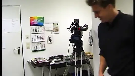 Зрелая блондинка сосет его член