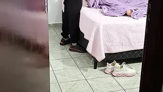 Stieftochter kommt am frühen Morgen vom Karneval nach hause und gibt einen blowjob.