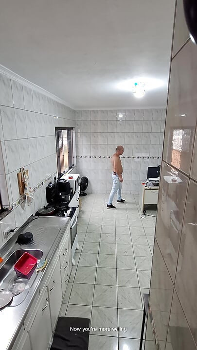 Servitoarea își scoate hainele și acceptă o ejaculare facială pentru un plus.