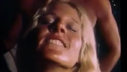 Şehvetli sarışın sıkı amcığını mutant siyah yarakla siktiriyor