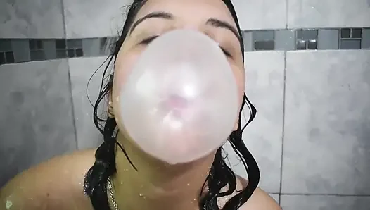Duşta bubblegum üflerken yakalandı - bunny looner