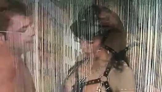 Tante seksi dengan toket besar ini dientot habis-habisan sama kontol besar sampai mengerang keenakan
