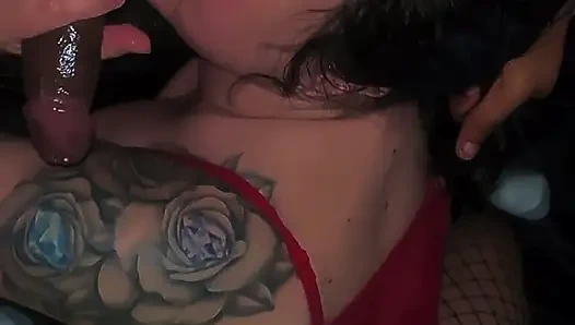 Умоляет на коленях