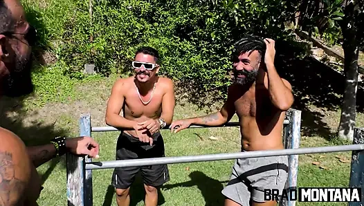 Açgözlü nimfo üç kişiyle oynadı ve kürklere dpa yaptı