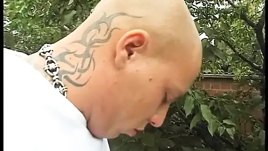 Olgun kızıl saçlı arka bahçede yarak emiyor